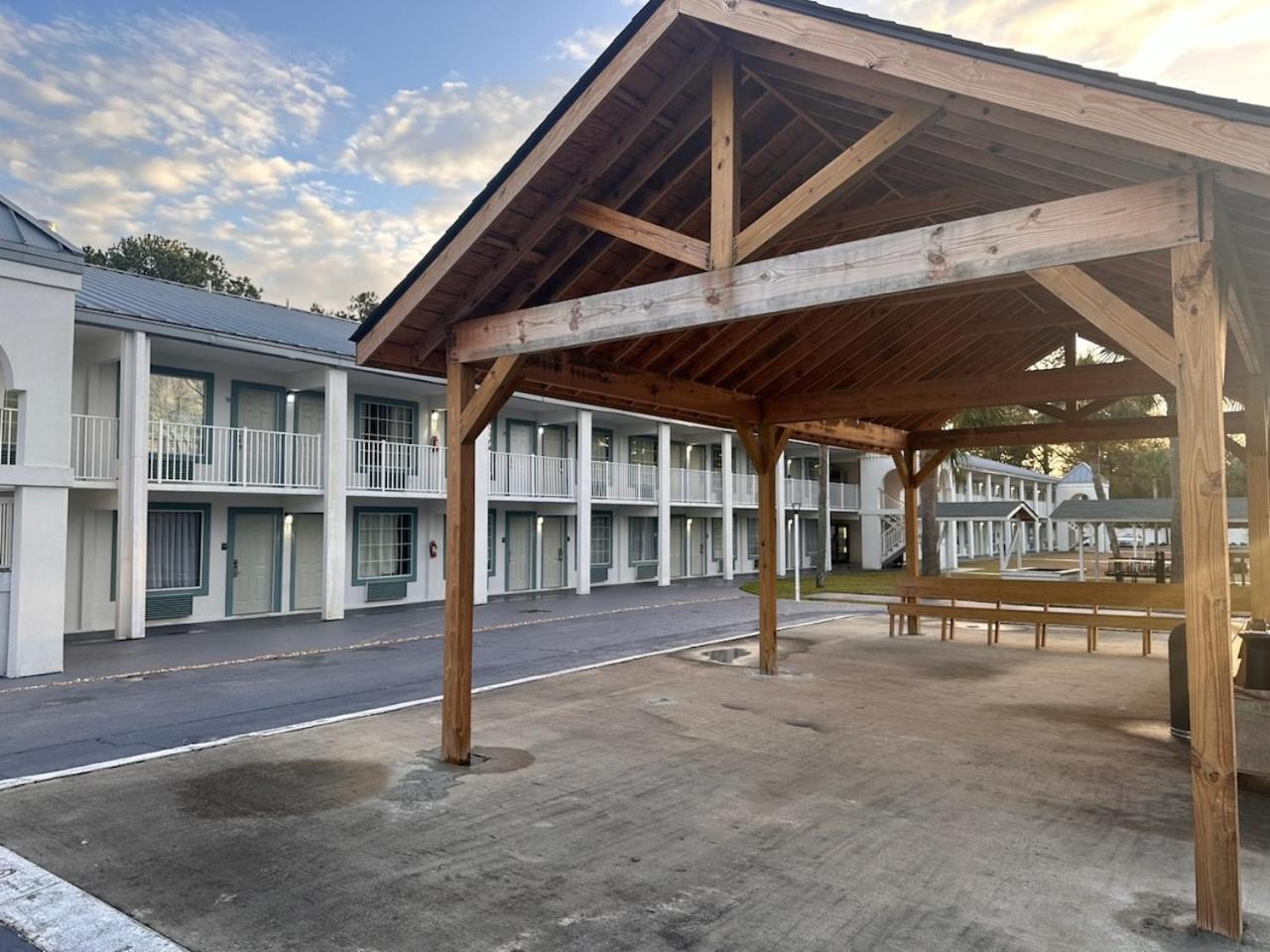 Suburban Studios By Choice Hotels - Award Winning - New 2024 - Walk To Eateries & Grocery - Ultra Sparkling - Garden Rooms - Designer Lighting & Right Off I-95 - Proudly An All American Managed Property Brunswick Exterior foto