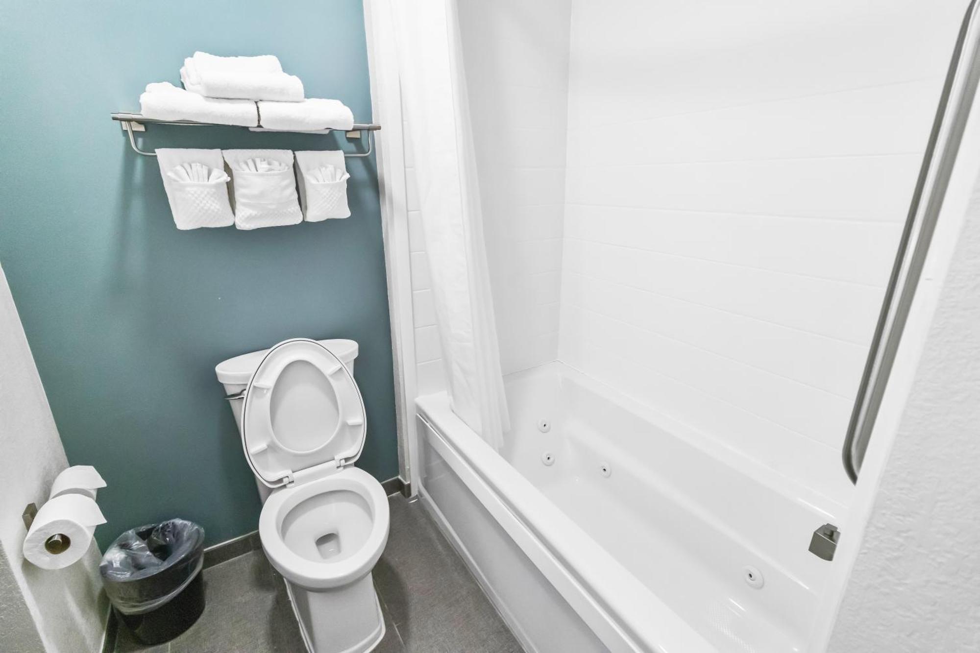 Suburban Studios By Choice Hotels - Award Winning - New 2024 - Walk To Eateries & Grocery - Ultra Sparkling - Garden Rooms - Designer Lighting & Right Off I-95 - Proudly An All American Managed Property Brunswick Exterior foto