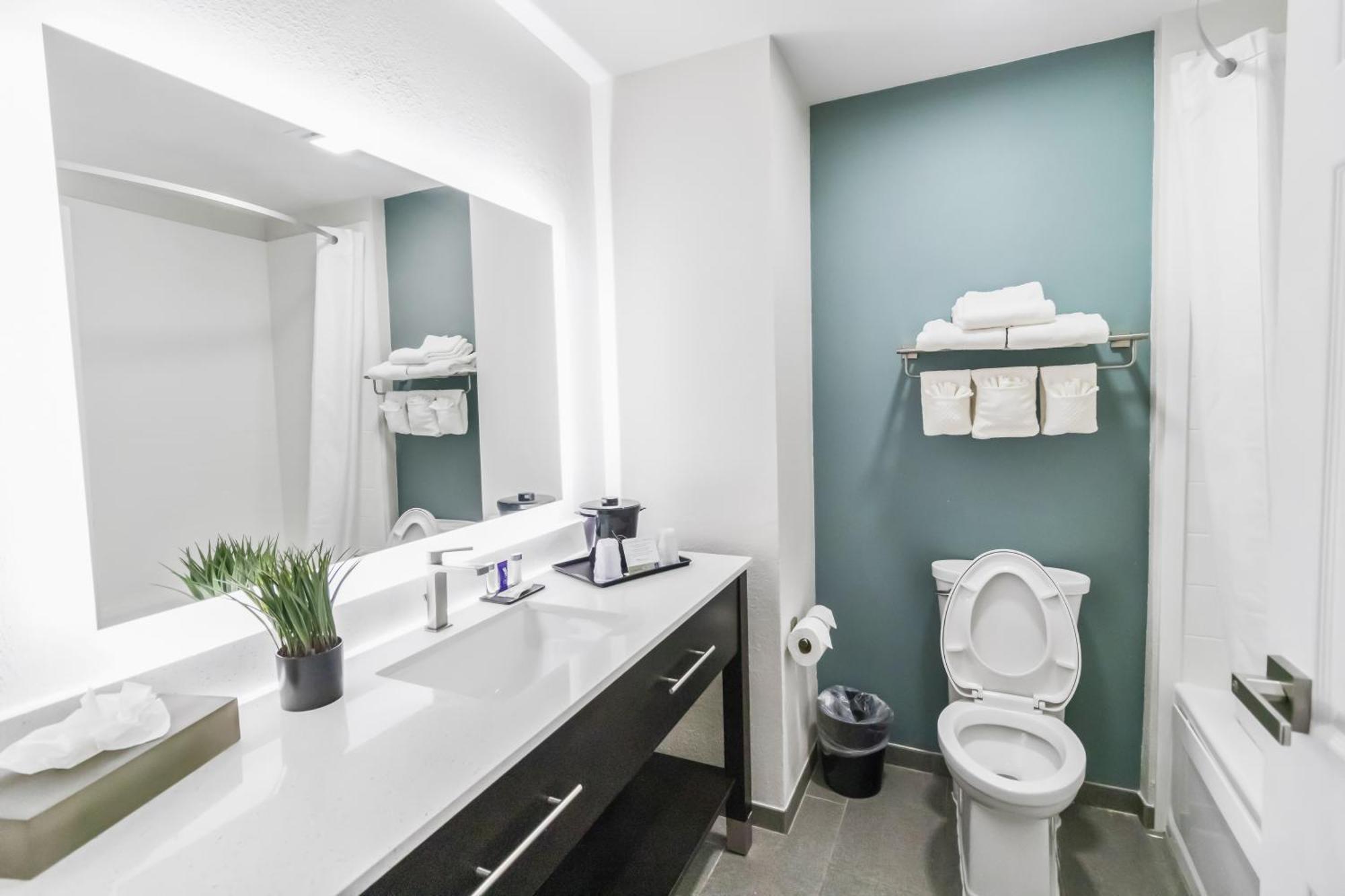 Suburban Studios By Choice Hotels - Award Winning - New 2024 - Walk To Eateries & Grocery - Ultra Sparkling - Garden Rooms - Designer Lighting & Right Off I-95 - Proudly An All American Managed Property Brunswick Exterior foto