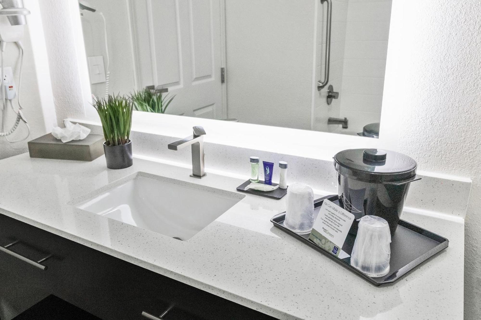 Suburban Studios By Choice Hotels - Award Winning - New 2024 - Walk To Eateries & Grocery - Ultra Sparkling - Garden Rooms - Designer Lighting & Right Off I-95 - Proudly An All American Managed Property Brunswick Exterior foto