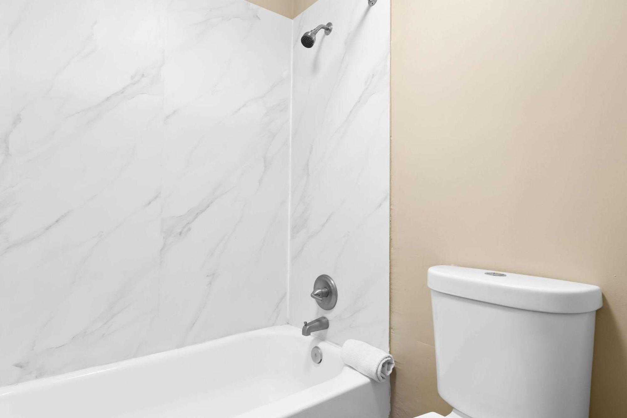 Suburban Studios By Choice Hotels - Award Winning - New 2024 - Walk To Eateries & Grocery - Ultra Sparkling - Garden Rooms - Designer Lighting & Right Off I-95 - Proudly An All American Managed Property Brunswick Exterior foto