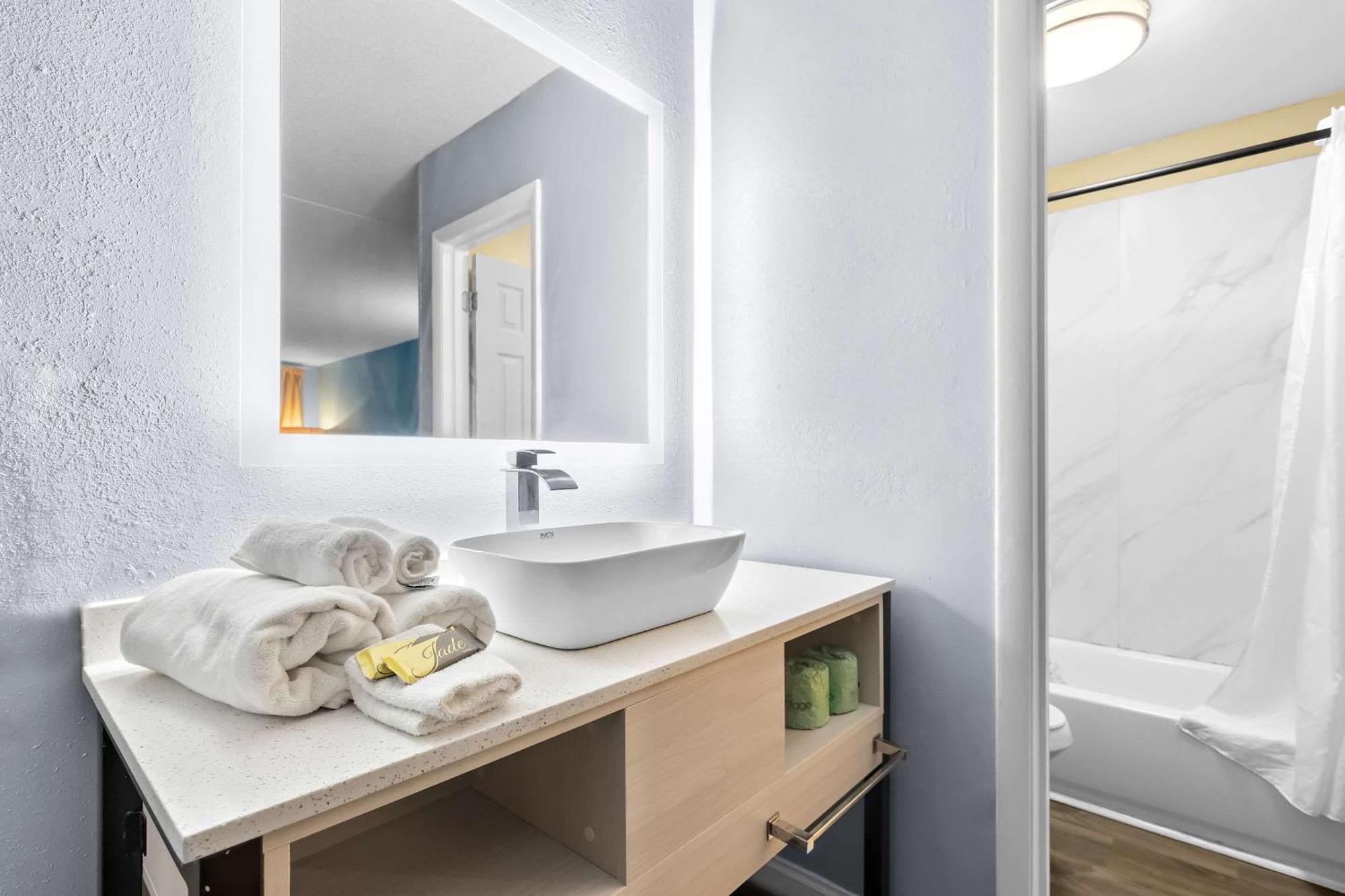 Suburban Studios By Choice Hotels - Award Winning - New 2024 - Walk To Eateries & Grocery - Ultra Sparkling - Garden Rooms - Designer Lighting & Right Off I-95 - Proudly An All American Managed Property Brunswick Exterior foto