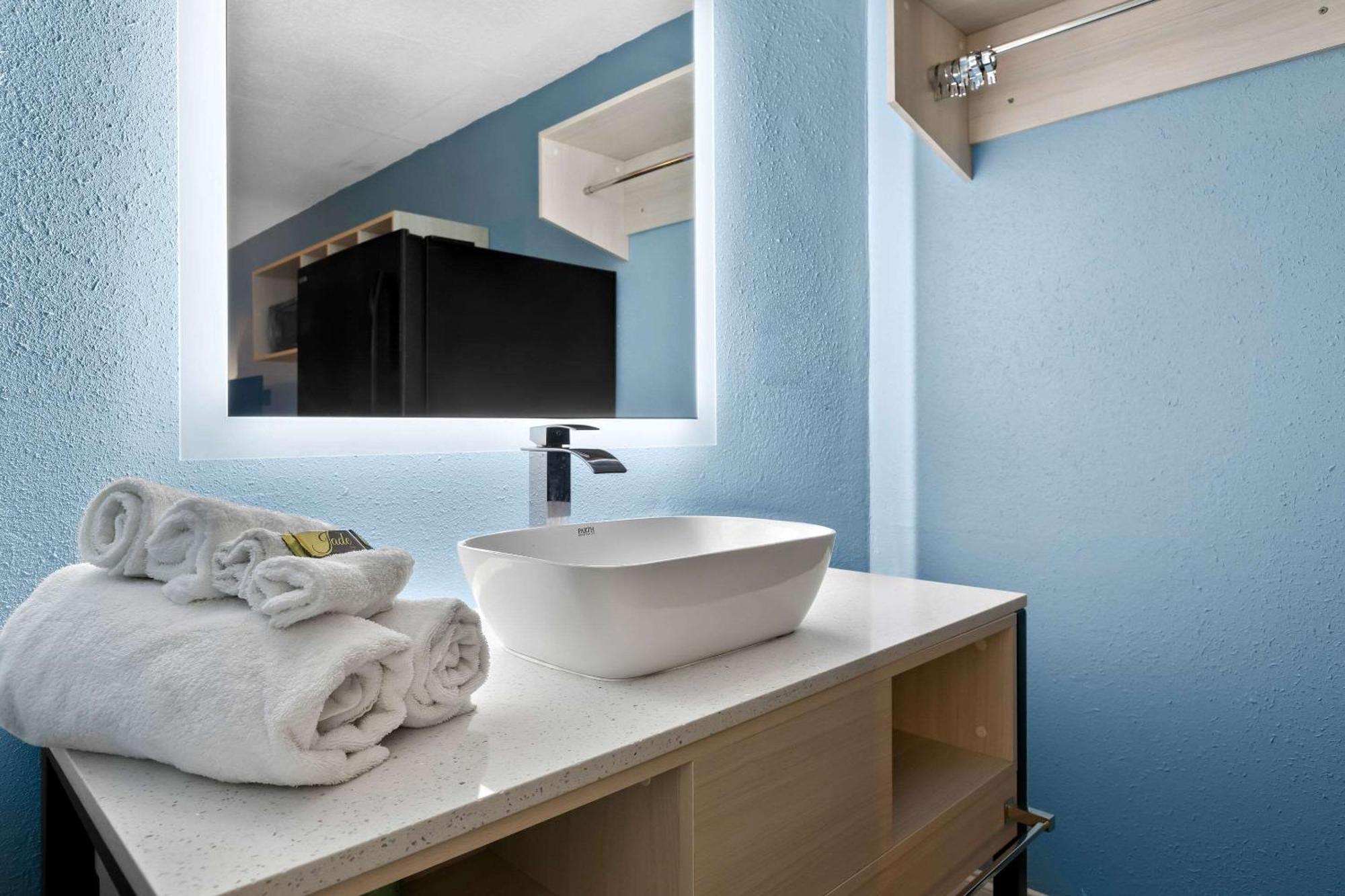 Suburban Studios By Choice Hotels - Award Winning - New 2024 - Walk To Eateries & Grocery - Ultra Sparkling - Garden Rooms - Designer Lighting & Right Off I-95 - Proudly An All American Managed Property Brunswick Exterior foto